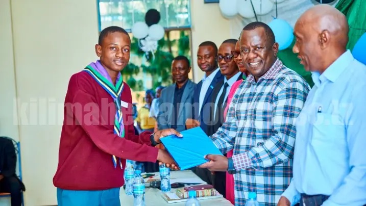 kilimahewa-modern-thomas-receives-certificate
